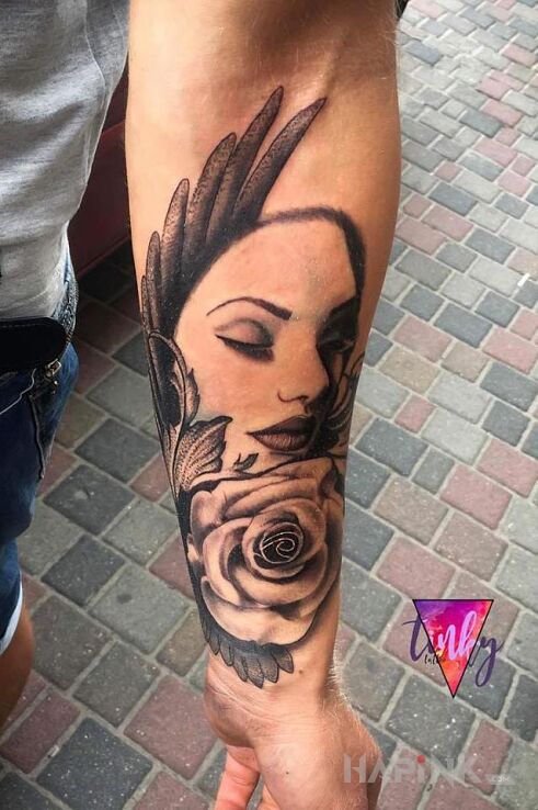Tattoo Różyczki twarze i takie sprawy :D in flowers motif and realistic style on the forearm