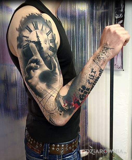 Tatuaż wielki zegar w motywie 3D na przedramieniu