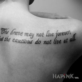 Tattoo Courage on the shoulder blades motif: lettering