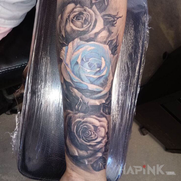 Tattoo Ja mam...podobne..z niebieską różą in flowers motif and realistic style on the forearm