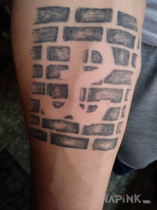 Tattoo PamiętaMY in patriotic motif on the forearm