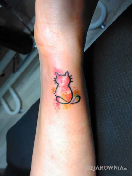 Tatuaż akwarelowe kocie maleństwo w motywie zwierzęta i stylu watercolor na nadgarstku