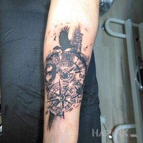 Tattoo Clock on the forearm motif: animals
