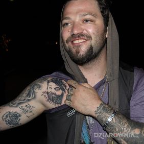 Tatuaż Bam Margera - tatuaż na bicepsie na ramieniu motyw: postacie