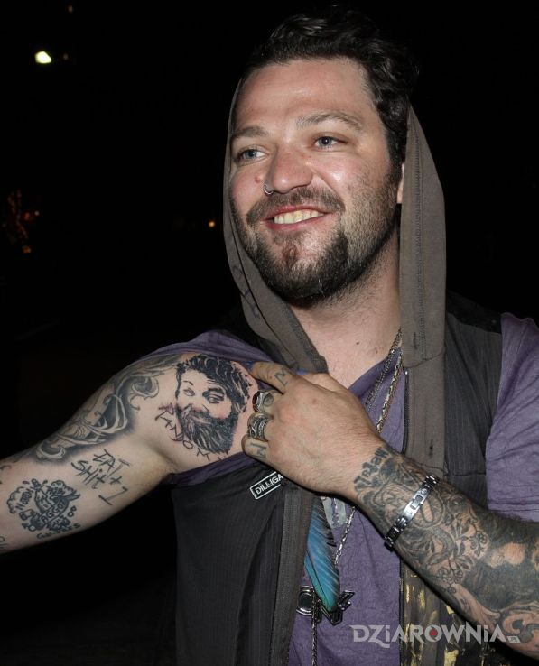 Tatuaż bam margera - tatuaż na bicepsie w motywie sławnych osób na ramieniu