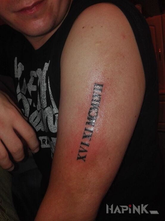 Tattoo Data in lettering motif on the upper arm