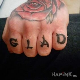 Tattoo Fingers on the hand motif: flowers