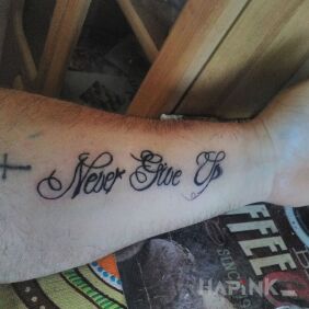 Tattoo Never give up on the forearm motif: lettering