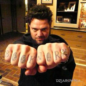 Tatuaż Bam Margera na dłoni motyw: napisy