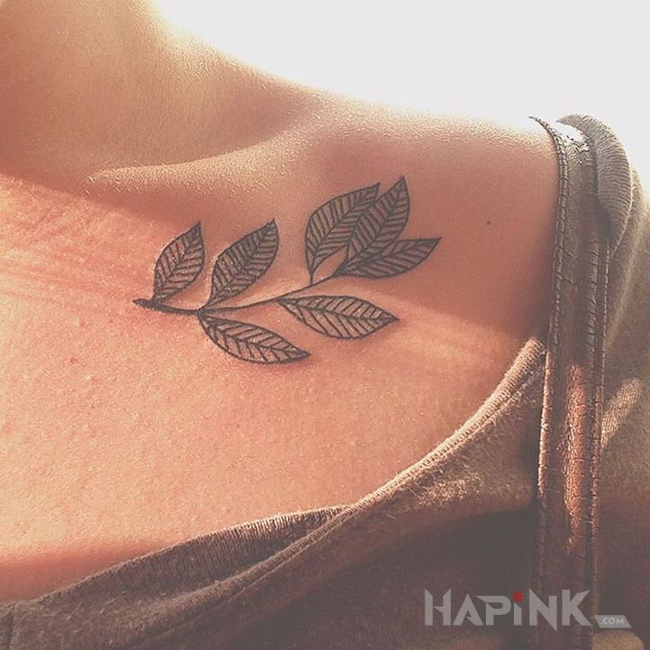 Tattoo Minimalistyczna gałązka in flowers motif on the collarbone