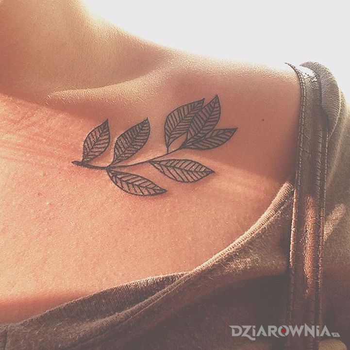 Tatuaż minimalistyczna gałązka w motywie kwiaty na obojczyku
