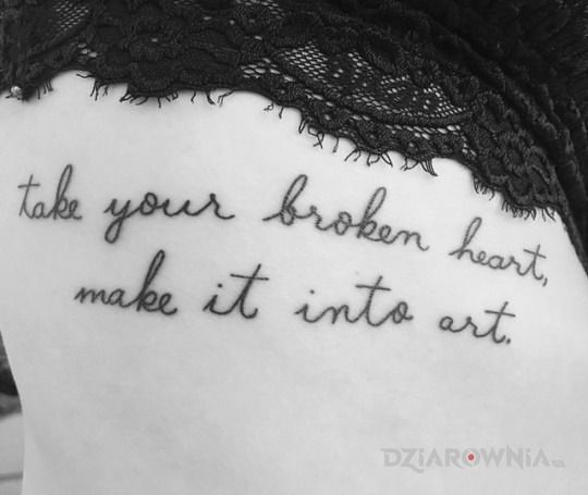 Tatuaż złamane serce w motywie napisy na żebrach