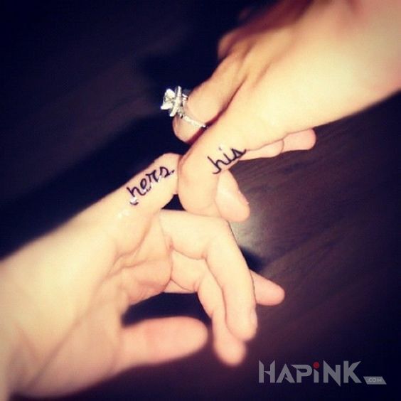 Tattoo Jej i jego in lettering motif on the fingers