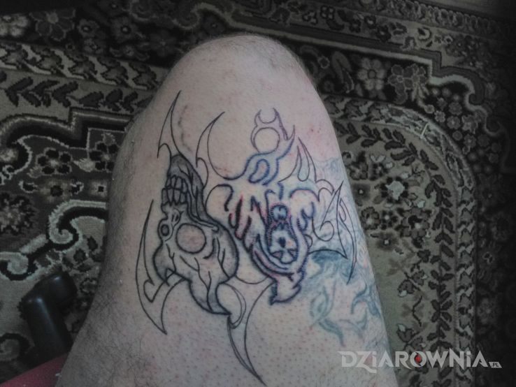 Tatuaż praca przy zakrywaniu starego tatuazu w motywie czaszki na nodze