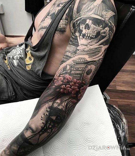 Tatuaż niezywy samuraj w motywie kwiaty i stylu realistyczne na ramieniu