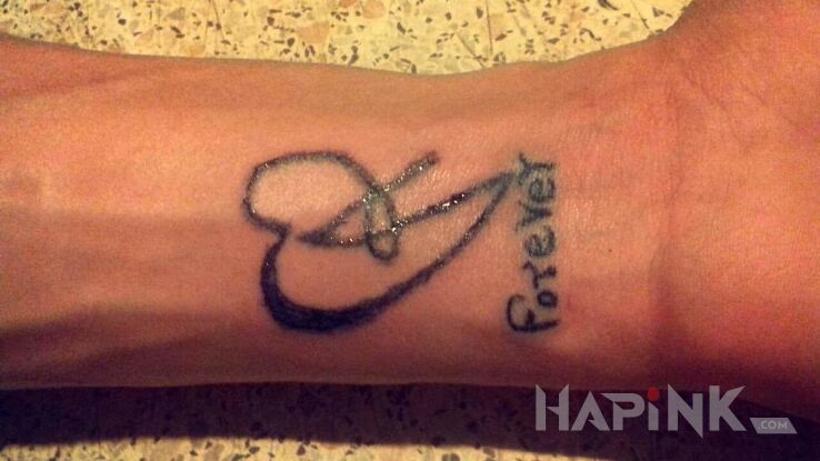 Tattoo Sam sobie robiłem maszynkom z Chin in Love motif on the wrist