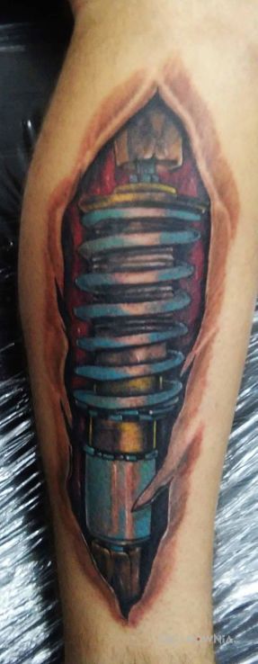 Tatuaż amorek w stylu biomechanika na łydce