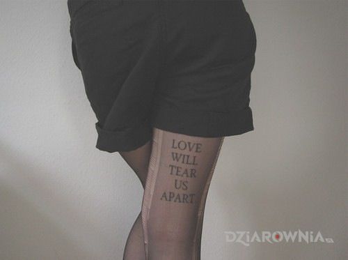 Tatuaż miłość w motywie napisy na nodze