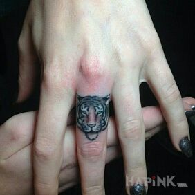 Tattoo Tigger on the fingers motif: animals