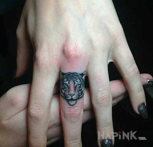 Tattoo Tygrysek in animals motif on the fingers