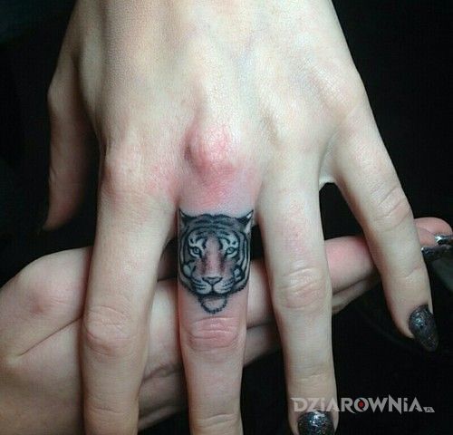 Tatuaż tygrysek w motywie zwierzęta na palcach