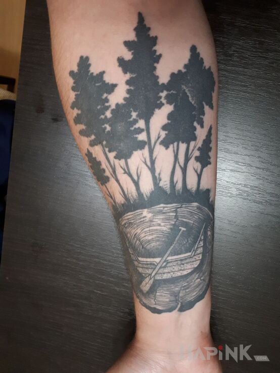 Tattoo Pień z herbem Łodzi in patriotic motif on the forearm