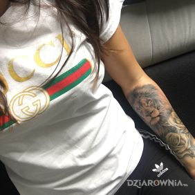 Tatuaż Lion na przedramieniu motyw: kwiaty