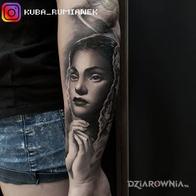 Tatuaż Maryja na przedramieniu motyw: religijne styl: realistyczne