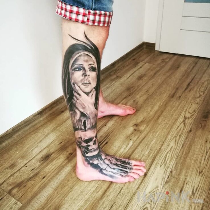 Tattoo MARZENIE in faces motif on the calf