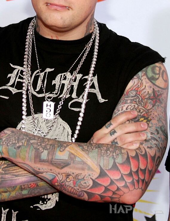 Tattoo Benji Madden - Kolorowy rękawik in famous people motif on the upper arm
