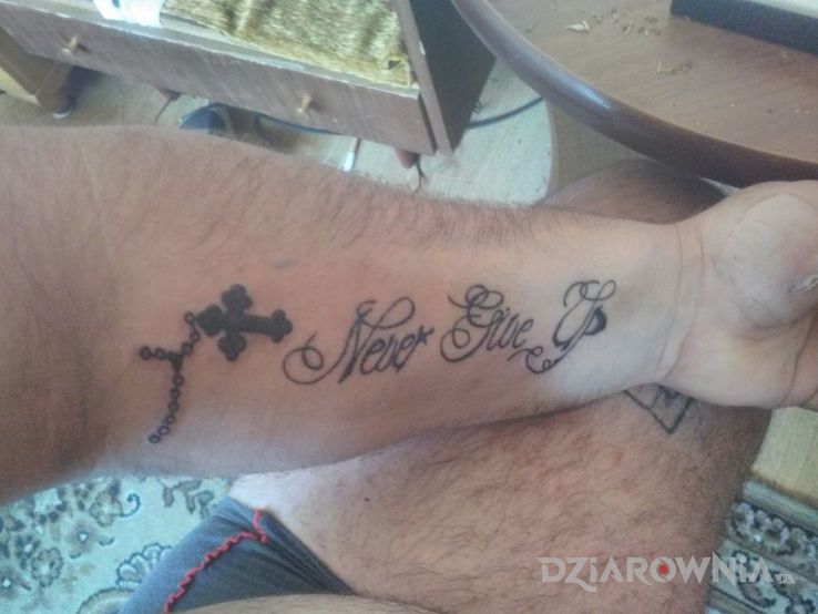 Tatuaż drobna poprawa napisu i krzyża w motywie anatomiczne na przedramieniu