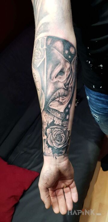 Tattoo Roza i Portret kobiety in flowers motif on the forearm