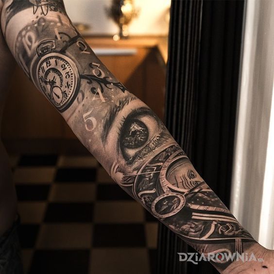Tatuaż oko i zegary w motywie rękawy i stylu realistyczne na ramieniu