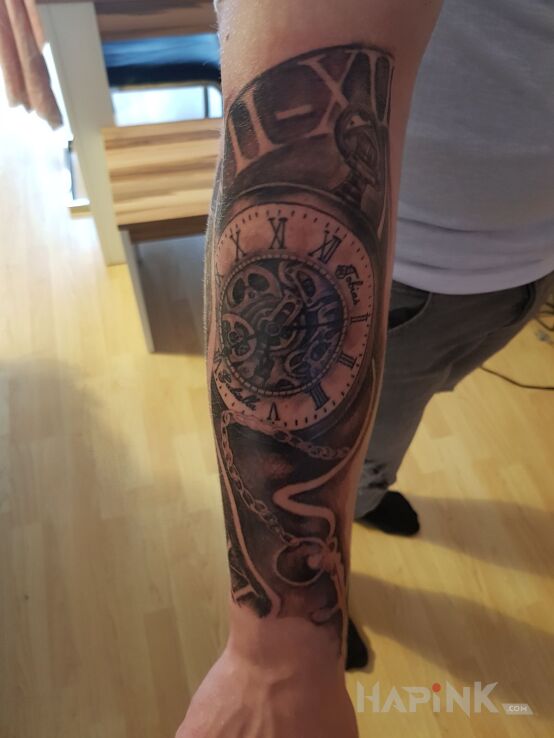 Tattoo Zegar czas rodzina in objects motif on the forearm