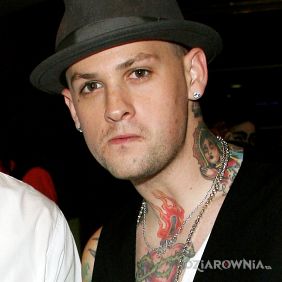 Tatuaż Benji Madden - tatuaż serce i postać modląca się na szyi motyw: Benji Madden