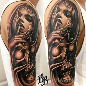 Tattoo Girl-skull on the upper arm motif: skulls
