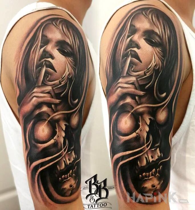 Tattoo Dziewczyno-czaszka in faces motif on the upper arm