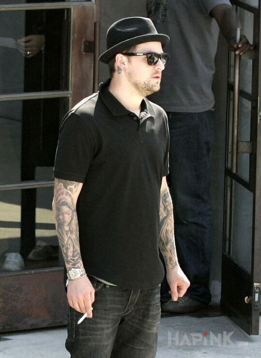 Tattoo Benji Madden - dwa rękawy in characters motif on the upper arm