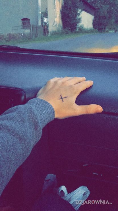 Tatuaż prosty krzyż w motywie religijne na dłoni