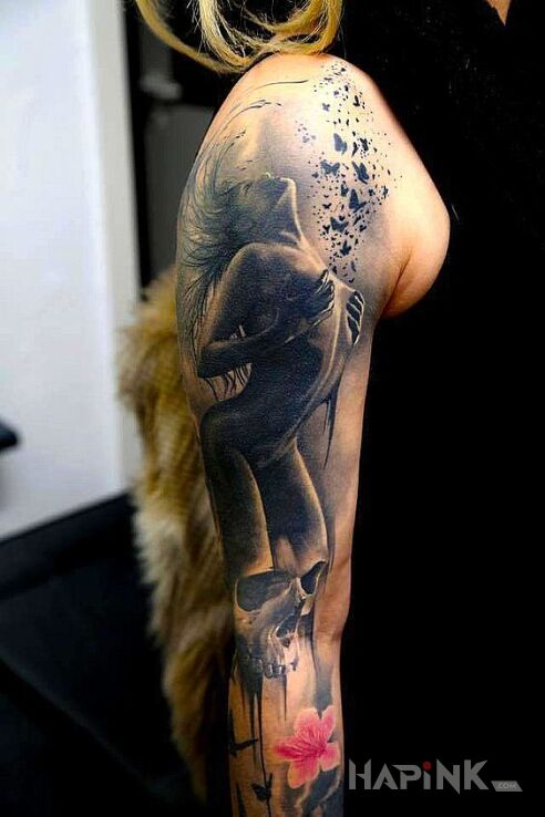 Tattoo Machnięcie włosami in 3D motif and realistic style on the upper arm