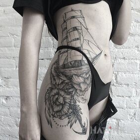 Tattoo Ship on the leg motif: flowers