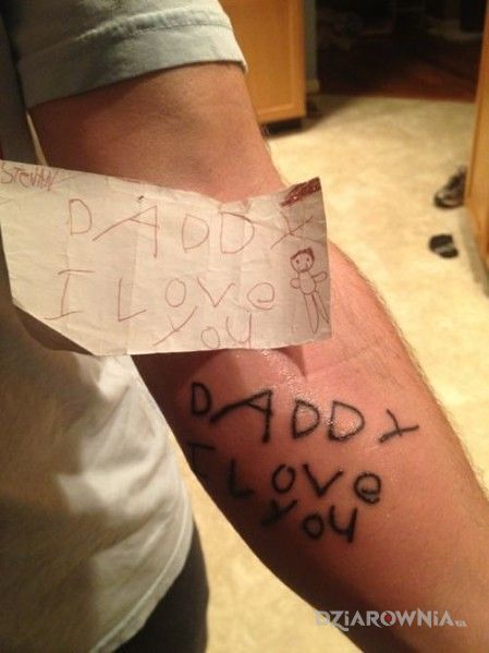 Tatuaż miłość do taty w motywie napisy na przedramieniu