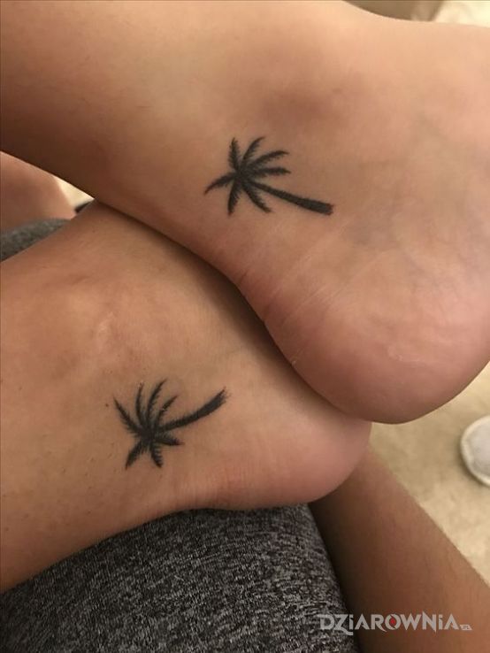 Tatuaż dwie palmy w motywie miłosne na stopie