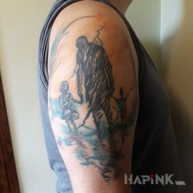 Tattoo Daughters on the upper arm motif: characters
