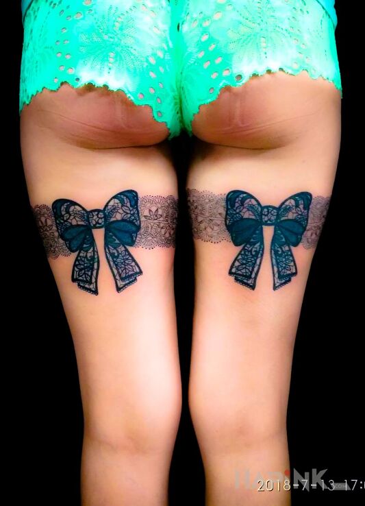 Tattoo Podwiązki in sexy motif and calligraphy style on the leg