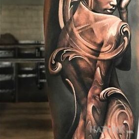 Tattoo Girlfriend on the upper arm motif: characters