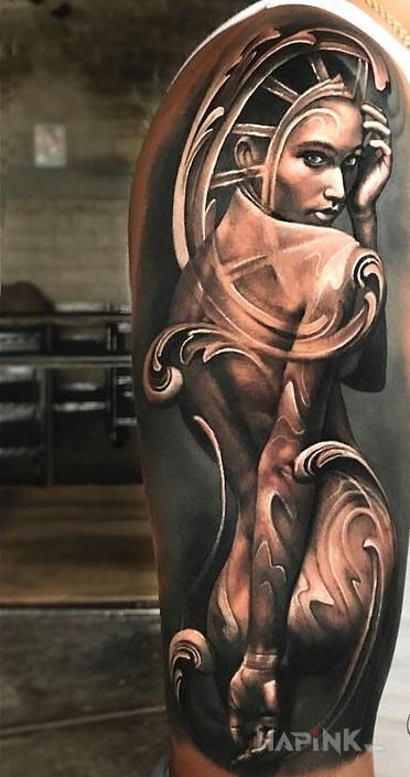 Tattoo Dziewczyna in colorful motif on the upper arm