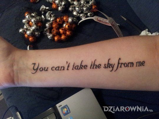 Tatuaż niebo w motywie napisy na przedramieniu