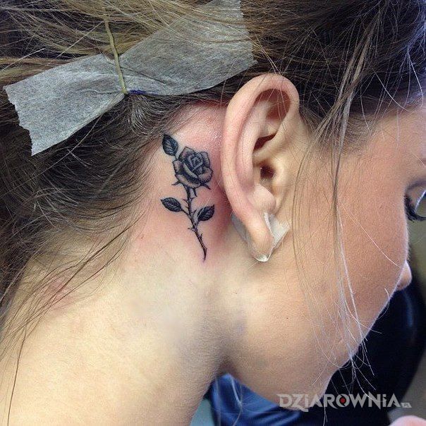 Tatuaż róża w motywie kwiaty na szyi
