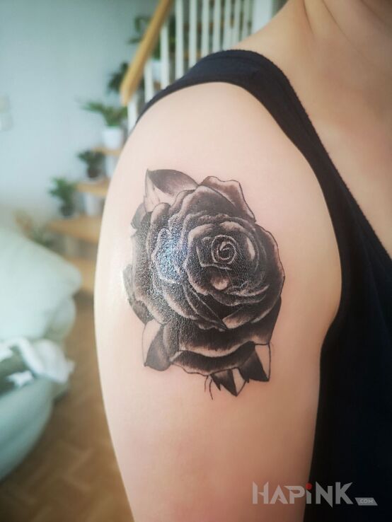 Tattoo Kwiat in flowers motif on the upper arm